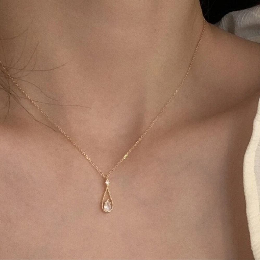 *Laura* Teardrop Pendant Necklace - Picture 1 of 4